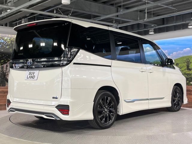 VOXY HYBRID