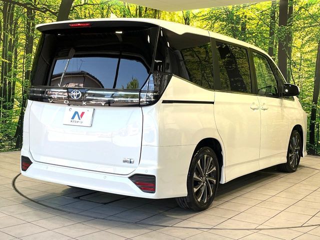 VOXY HYBRID