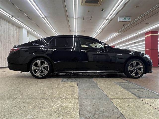 CROWN sedan hybrid