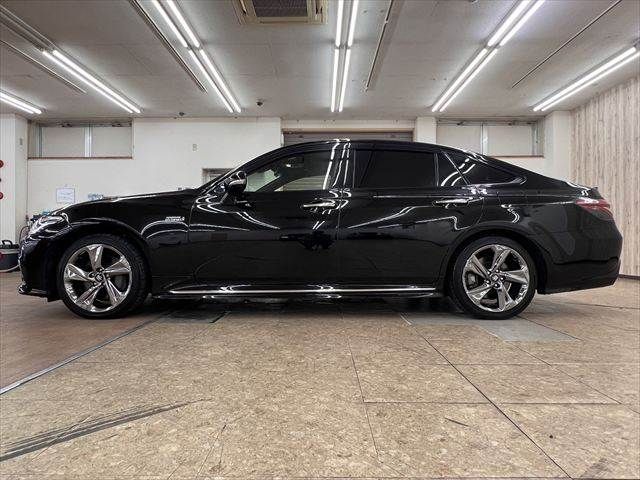 CROWN sedan hybrid