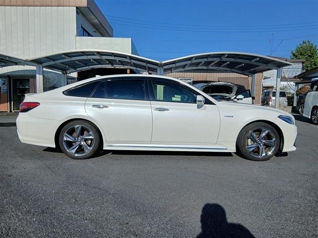 CROWN sedan hybrid