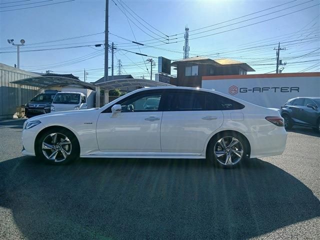 CROWN sedan hybrid