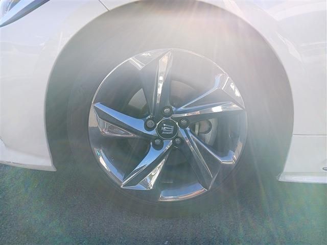 CROWN sedan hybrid