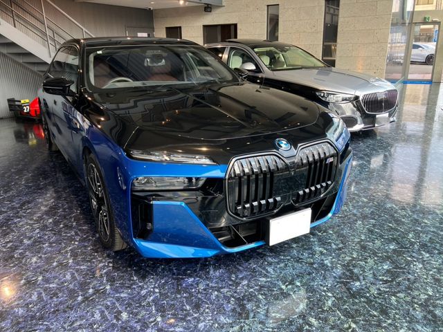 BMW i7