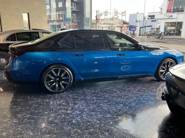 BMW i7