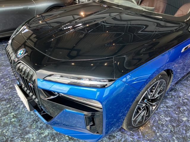 BMW i7