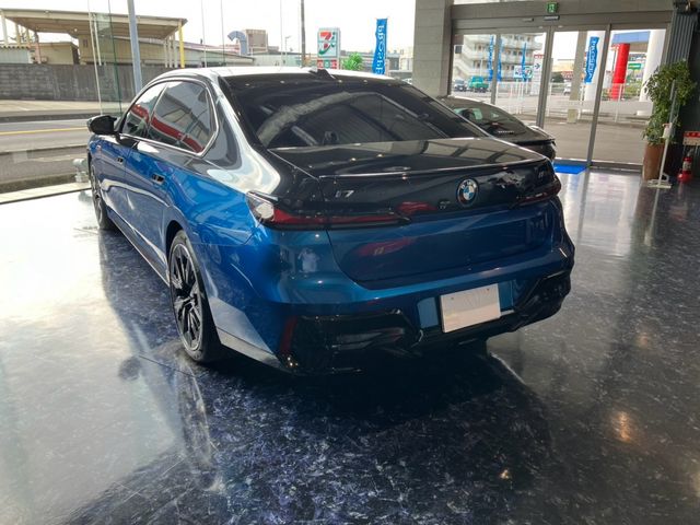 BMW i7