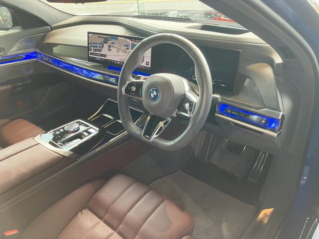 BMW i7