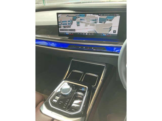 BMW i7