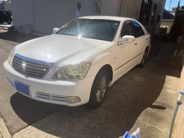 CROWN sedan