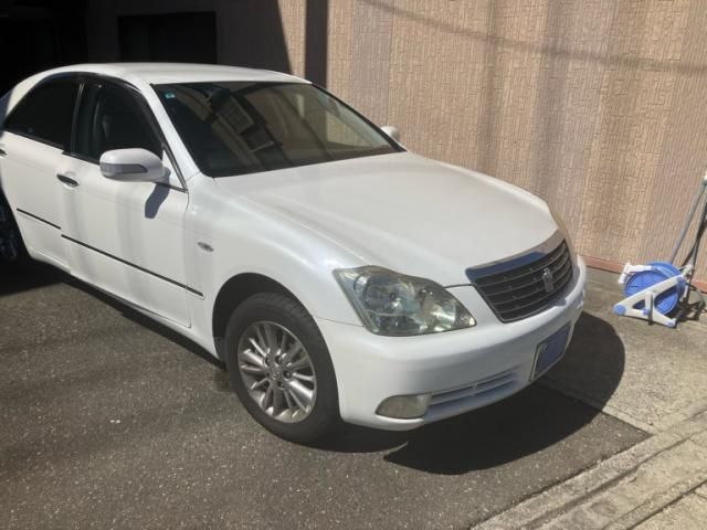 CROWN sedan