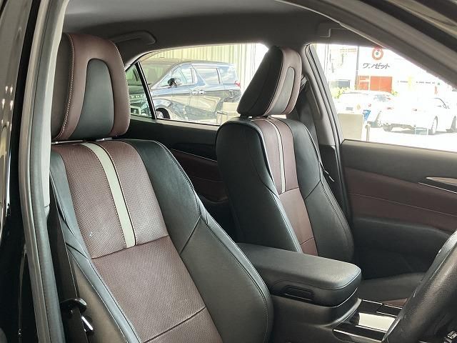 CROWN sedan hybrid