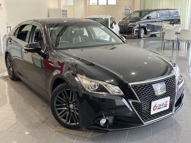 CROWN sedan hybrid