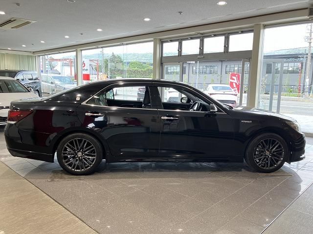 CROWN sedan hybrid