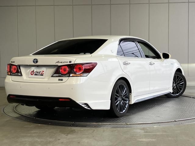 CROWN sedan hybrid