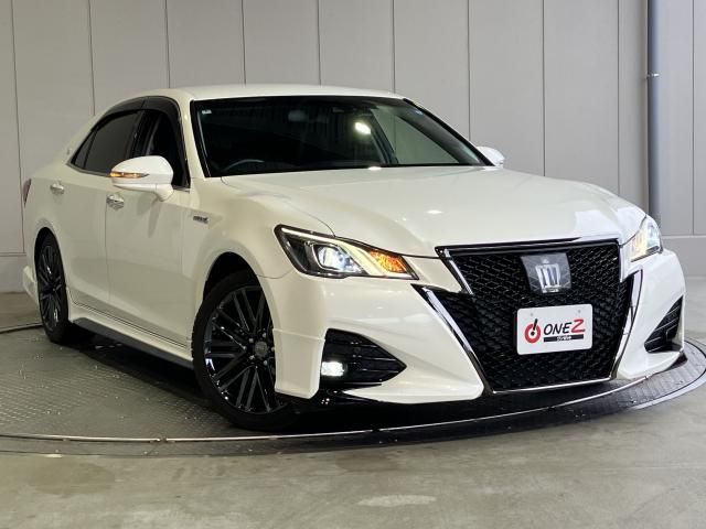 CROWN sedan hybrid