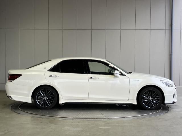 CROWN sedan hybrid