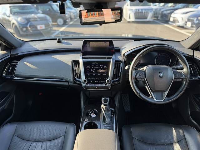 CROWN sedan hybrid