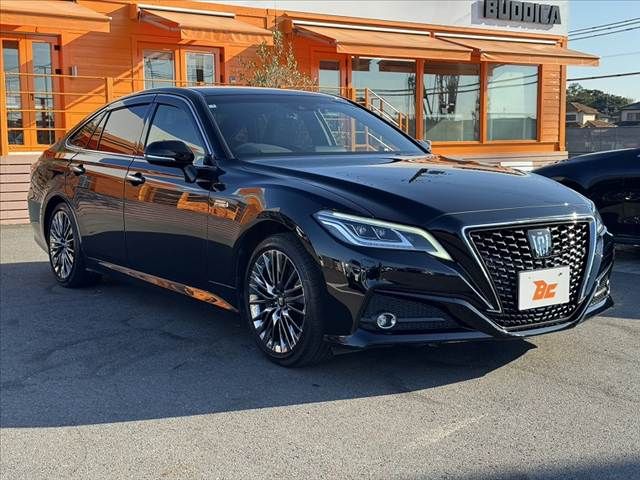 CROWN sedan hybrid