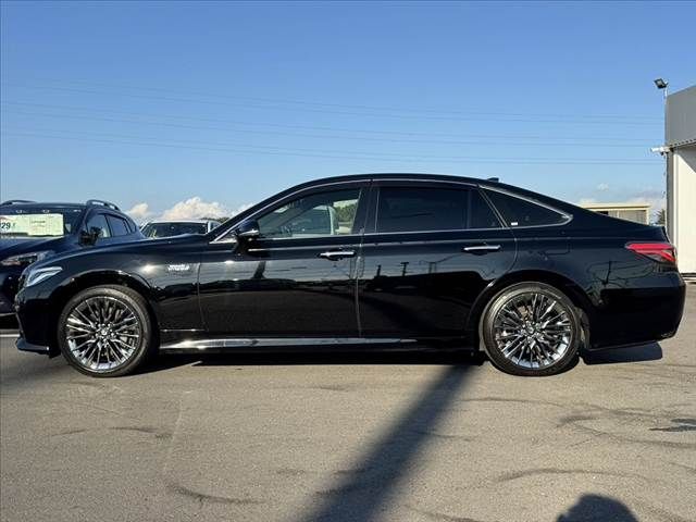 CROWN sedan hybrid