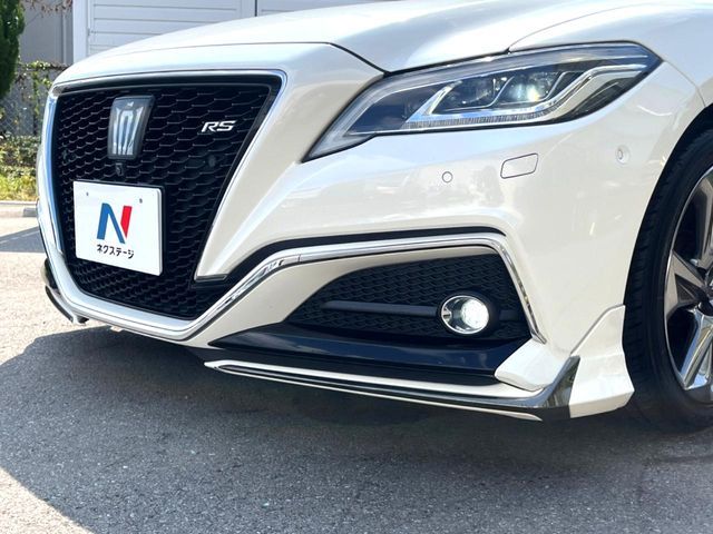 CROWN sedan hybrid