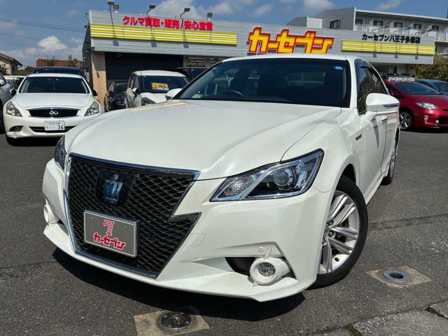 CROWN sedan hybrid