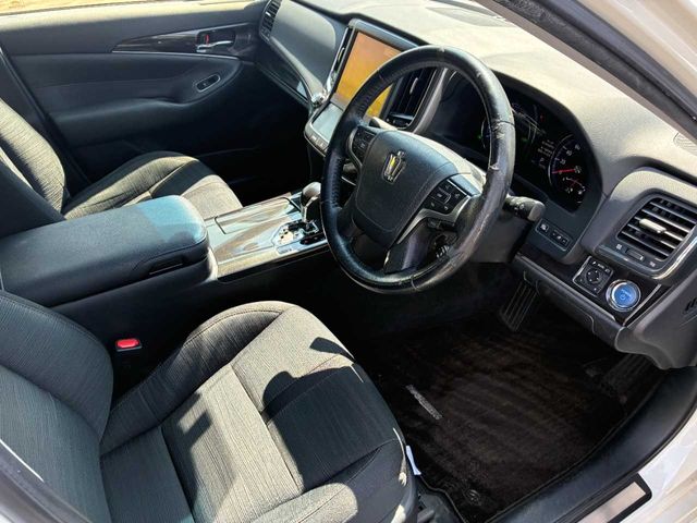 CROWN sedan hybrid