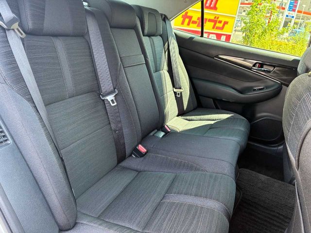 CROWN sedan hybrid