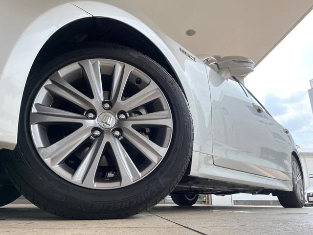 CROWN sedan hybrid