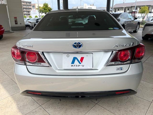 CROWN sedan hybrid