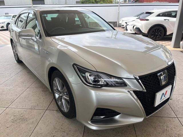 CROWN sedan hybrid