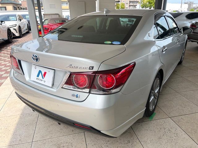 CROWN sedan hybrid