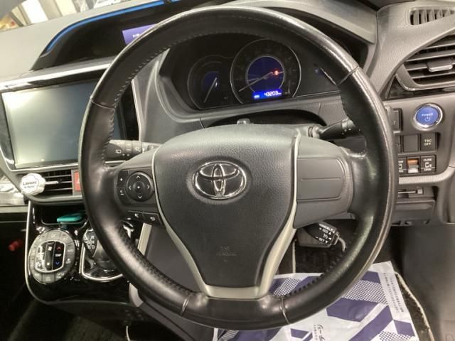 VOXY HYBRID
