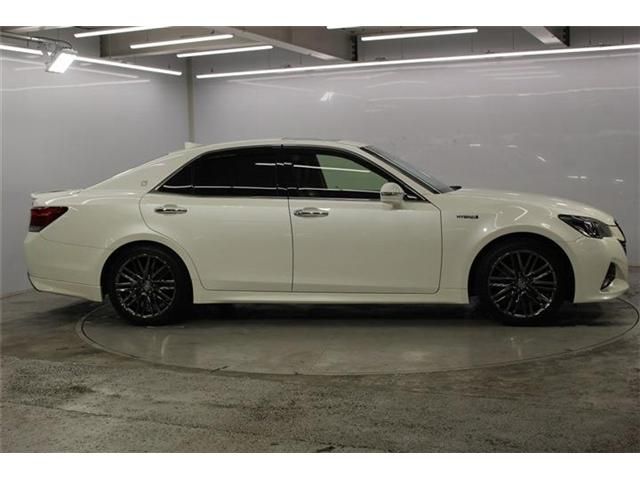 CROWN sedan hybrid
