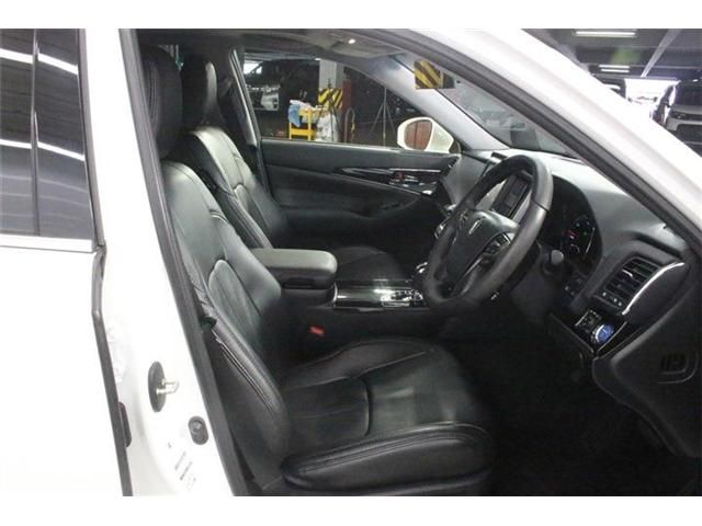 CROWN sedan hybrid