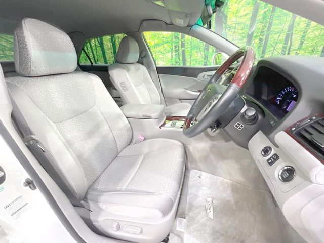 CROWN sedan