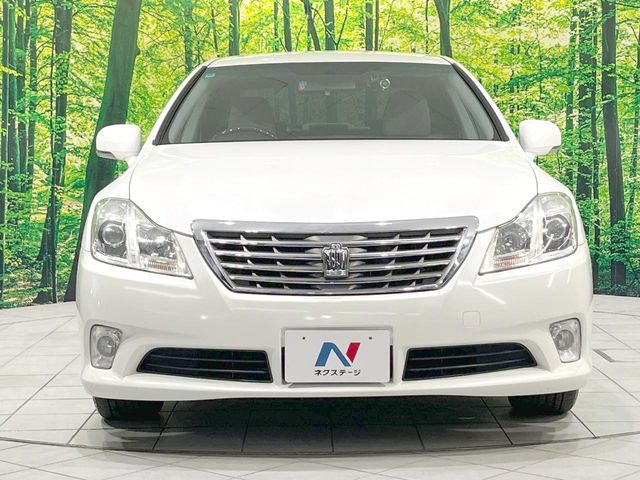 CROWN sedan