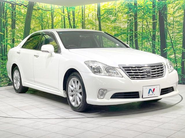CROWN sedan