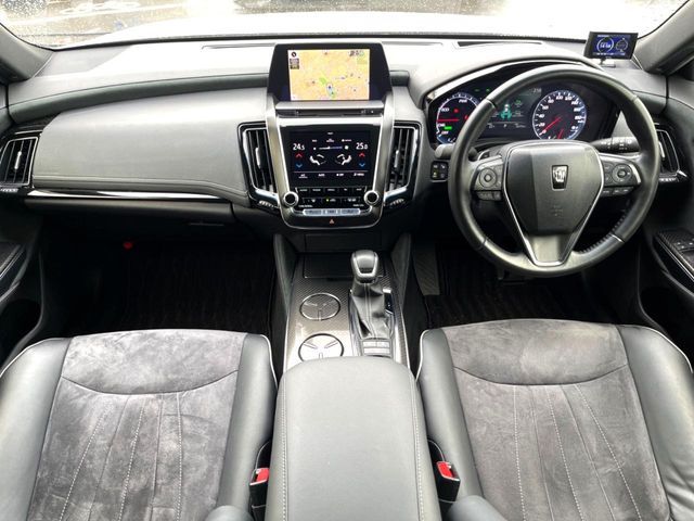 CROWN sedan hybrid