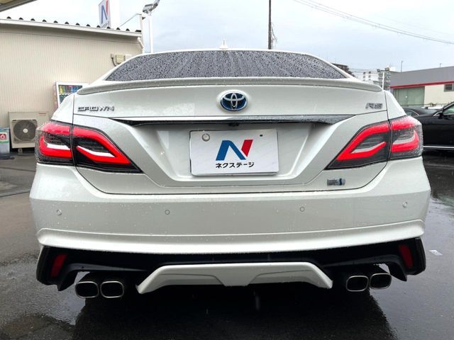 CROWN sedan hybrid