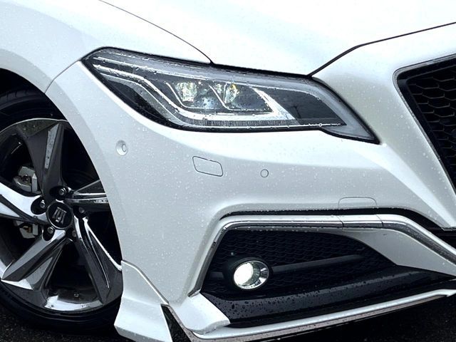 CROWN sedan hybrid