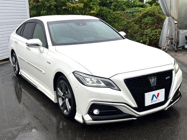 CROWN sedan hybrid
