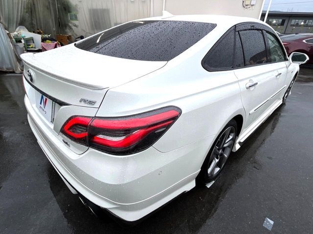 CROWN sedan hybrid