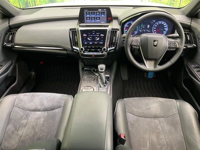 CROWN sedan hybrid