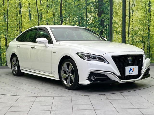 CROWN sedan hybrid
