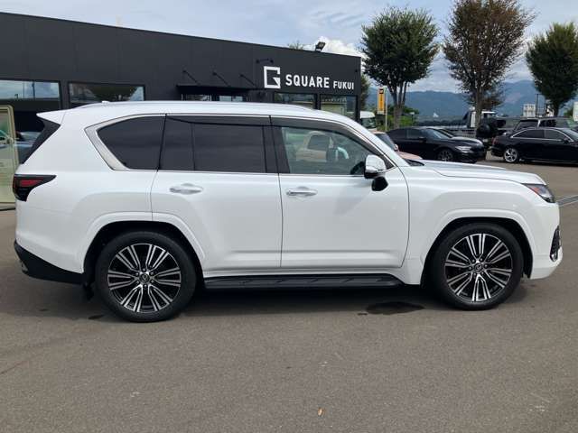 LEXUS LX600
