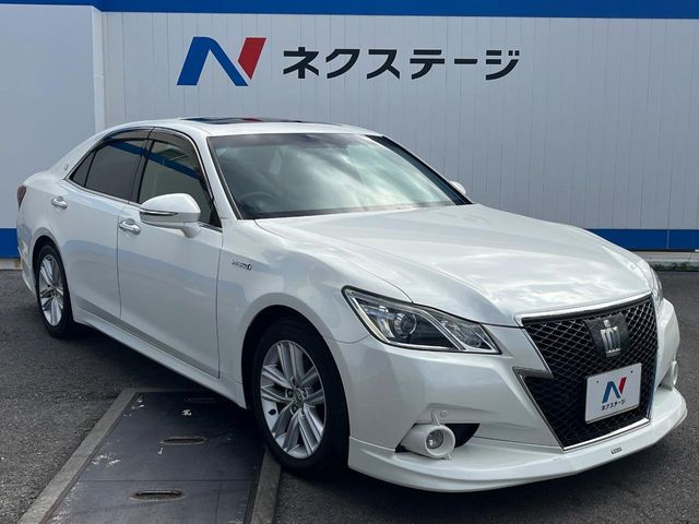CROWN sedan hybrid