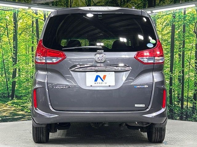 FREED plus HYBRID 4WD