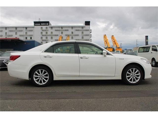 CROWN sedan hybrid 4WD