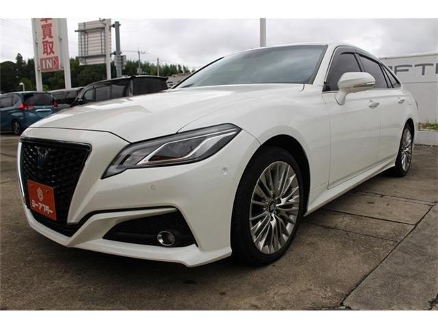 CROWN sedan hybrid